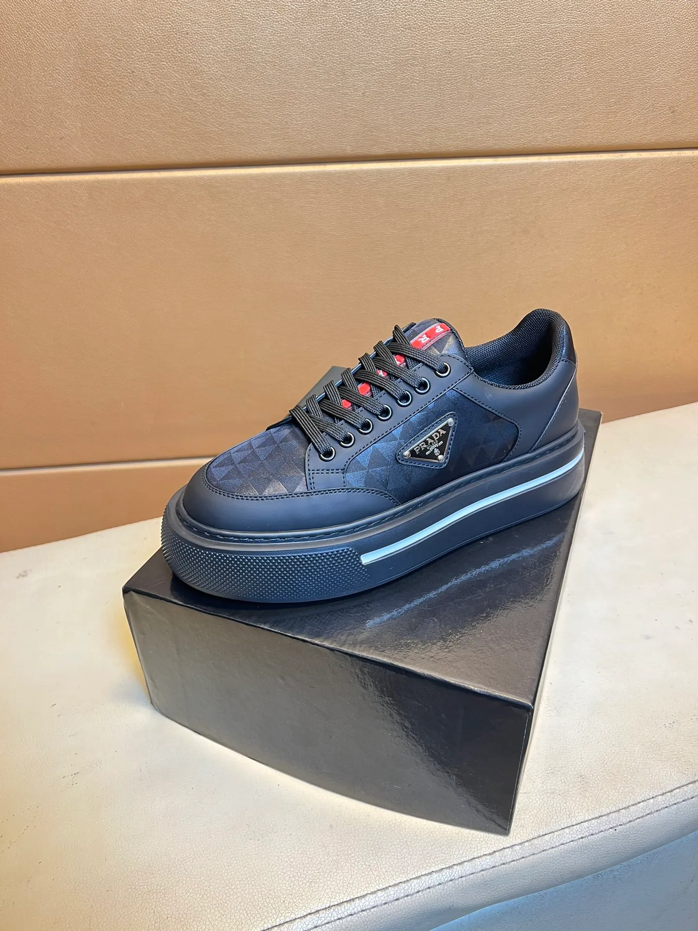 pp560💰👑👑《PRADA》【Classic Original Version】Prada: Top 🔝 Purchasing Agent 🔍🔍Sold at the latest men’s counter simultaneously, imported high-quality original version from Italy 🇮🇹: 🔝Brand silk calfskin·Shoe height, brand logo·Brand high mercerized canvas cloth·Tongue screen printing Brand logo: Prominent (high-end, extravagance, class), exquisite workmanship (imported Italian 🇮🇹 water-based mesh lining, 🐂cowhide feet), soles: original soles specially provided by the original factory, double-layer movable molding: transparent air cushion bottom, environmentally friendly, wear-resistant, ultra-light, comfortable, 🌲🌲🌲, real-life photos 🎬The real ones are more beautiful Wide code number 38-44 (45 46 customized)